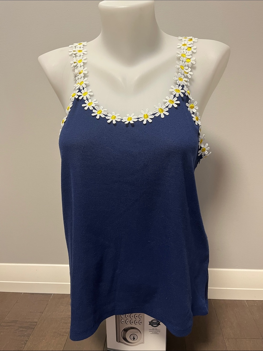 New York Laundry Navy Ribbed Tank with White & Yellow Daisy Trim L